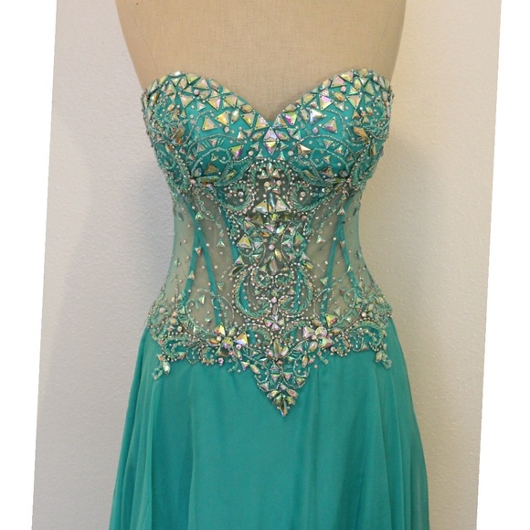 👗Mori Lee Prom Dress👗 - Picture 2 of 8